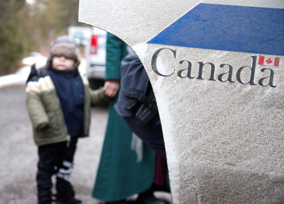 تصاویر | فرار پناهجویان از مرز آمریکا به کانادا با پای پیاده
